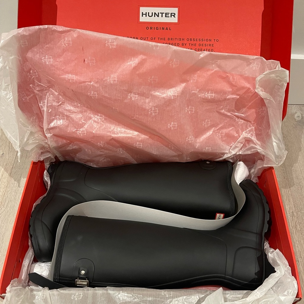BRAND NEW size 8 black Hunter rain boots
